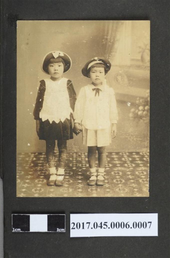 林桂興次女林秀蘭和姪女林春英孩童時期合照 (共2張)
