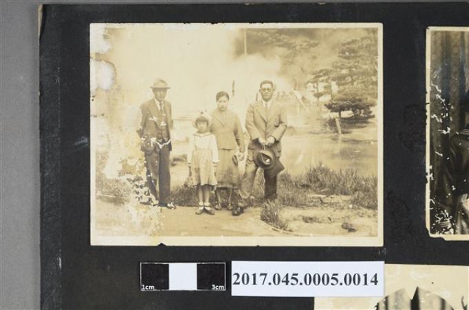 林桂興與妻女、友人等4人出遊合照 (共2張)