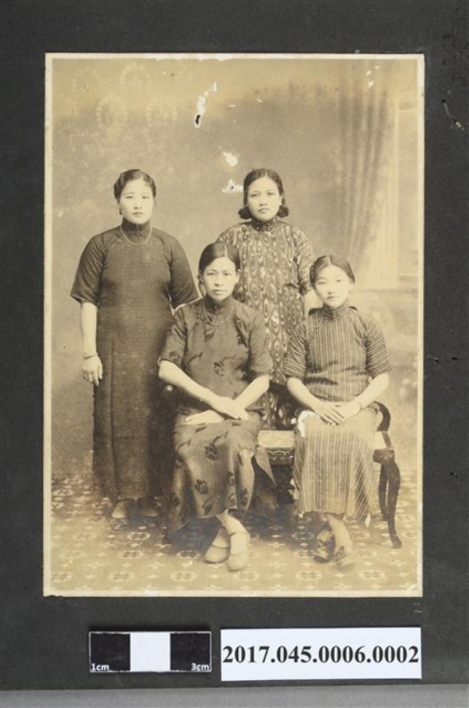 林桂興妻李金釵和結拜姊妹4人合照 (共2張)