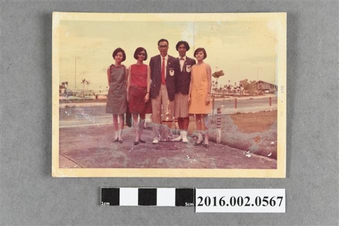張星賢與女選手、二媳婦姐妹三人於菲律賓合照 (共2張)