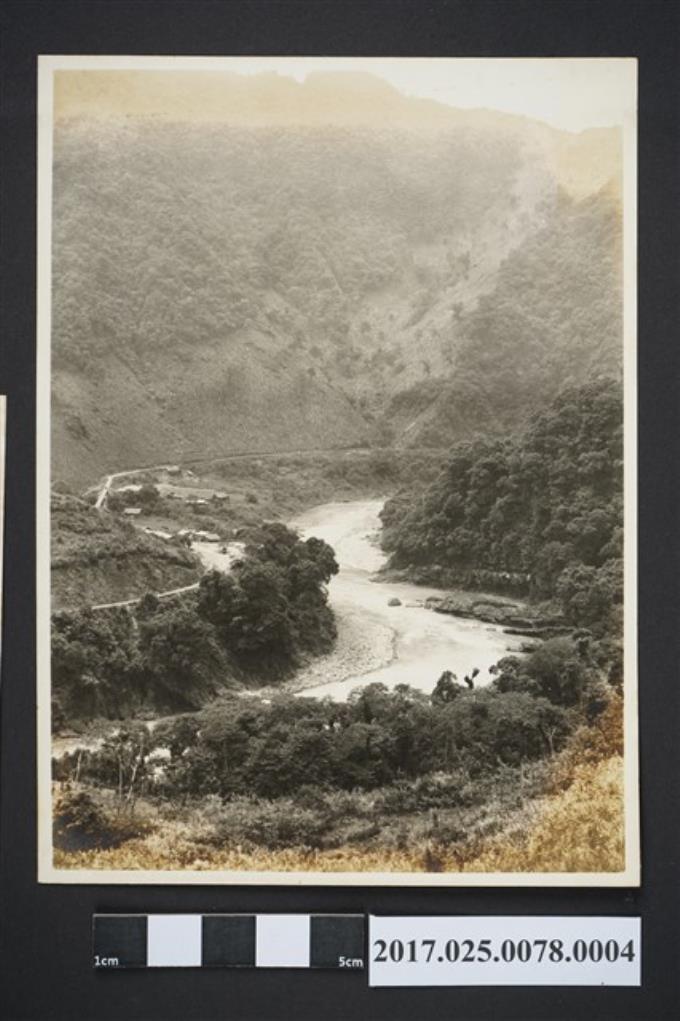 烏來的溪谷（臺灣） (共2張)