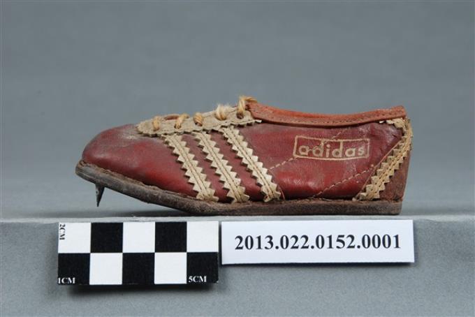 楊傳廣贈張星賢紀念紅底白條紋釘鞋釘鞋左 (共7張)