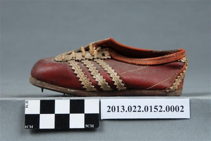 楊傳廣贈張星賢紀念紅底白條紋釘鞋釘鞋右 (共7張)