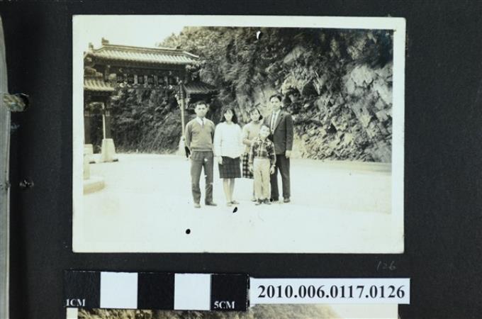 五人站立於東西橫貫公路牌樓前合影之照片 (共1張)