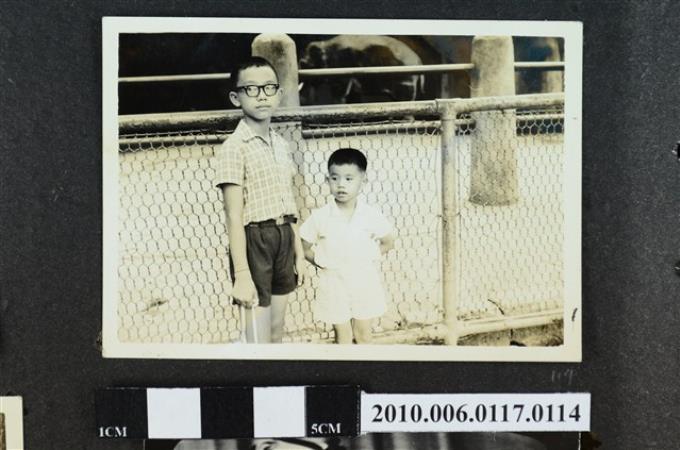 兩位孩童於鐵網前合影之照片 (共1張)