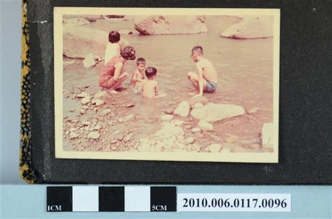 一女子與四位孩童在河邊戲水的照片 (共1張)