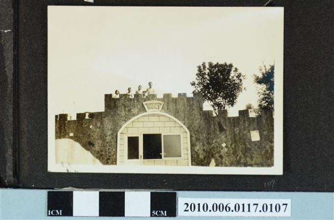 五位孩童站立於古城牆上合影之照片 (共1張)