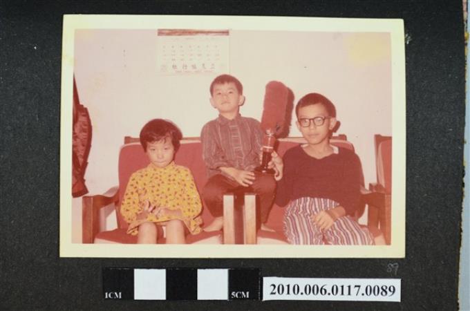 三位孩童坐於椅上合影之照片 (共1張)