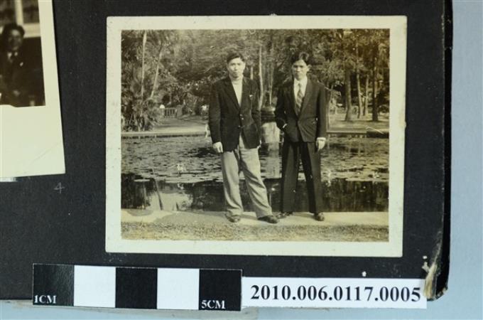 兩位男子站立於水池旁合影之照片 (共1張)