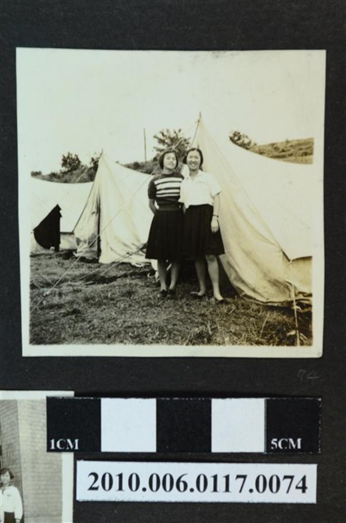 兩位女子站立於帳篷前合影之照片 (共1張)