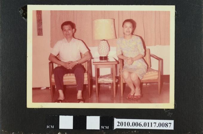 一男一女坐於椅上合影之照片 (共1張)