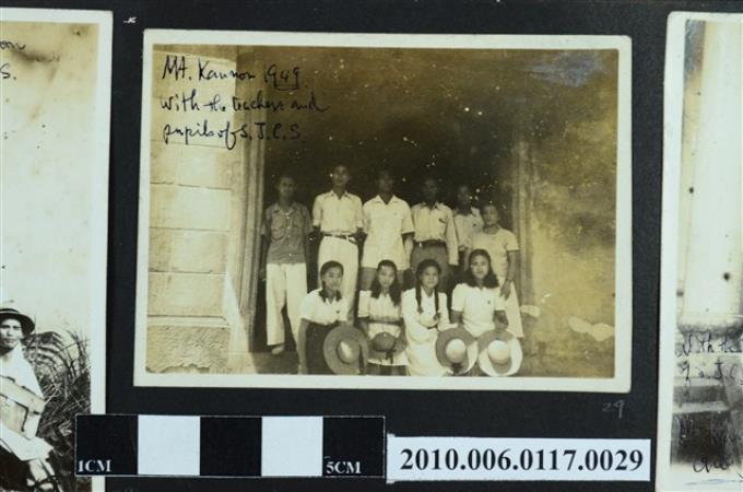 1949年五名男子與五名女子於建物門口合影之照片 (共1張)