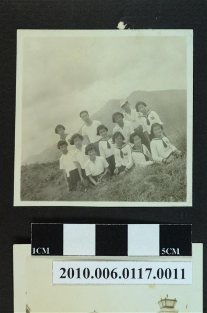 二位男子與十位女子於草地上合影之照片 (共1張)