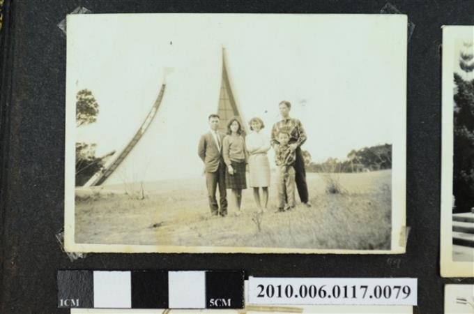 五人於東海大學路思義教堂前合影之照片 (共1張)