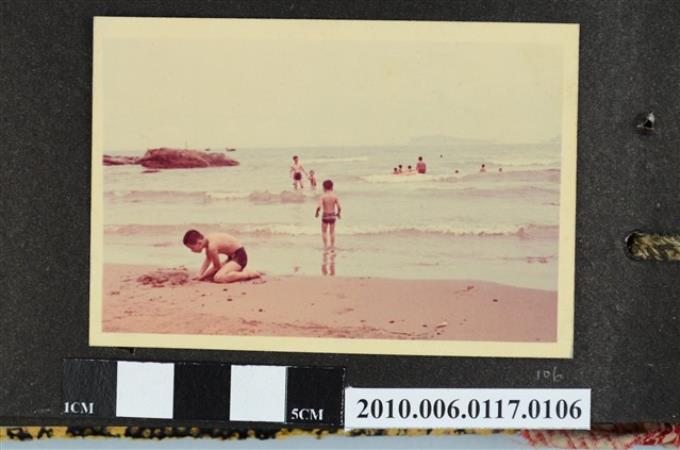 一男孩在沙灘挖沙坑的照片 (共1張)