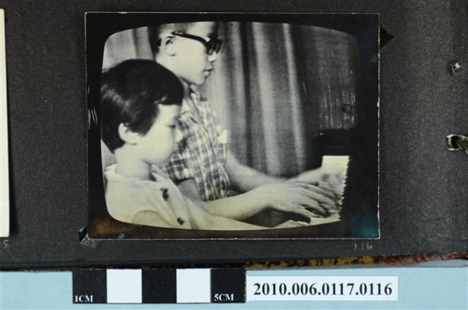 兩位孩童聯合彈奏鋼琴之照片 (共1張)