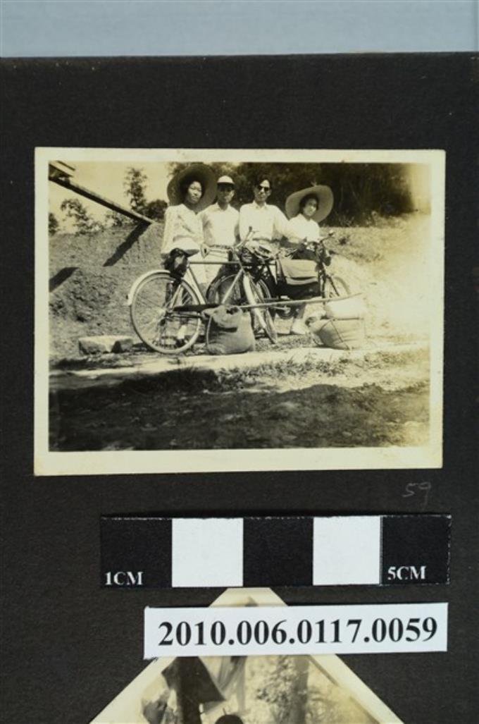 四人於兩臺單車旁合影之照片 (共1張)