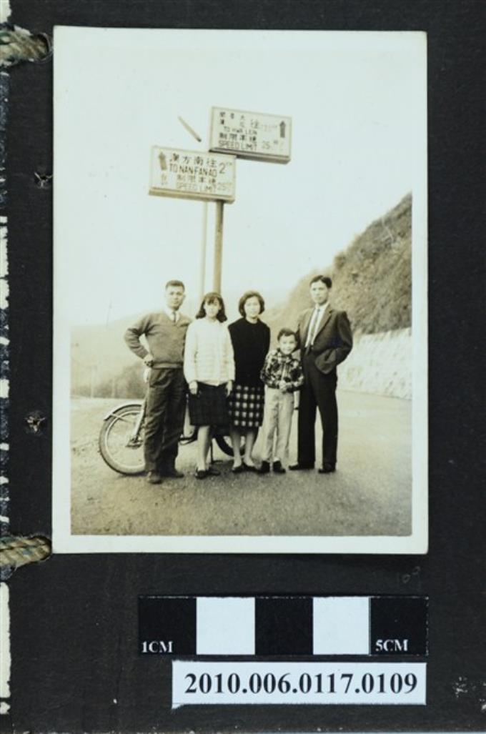 五人站於交通路牌前合影之照片 (共1張)