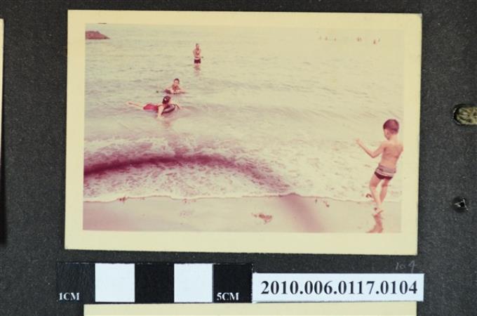 俯拍四人在海邊戲水的照片 (共1張)