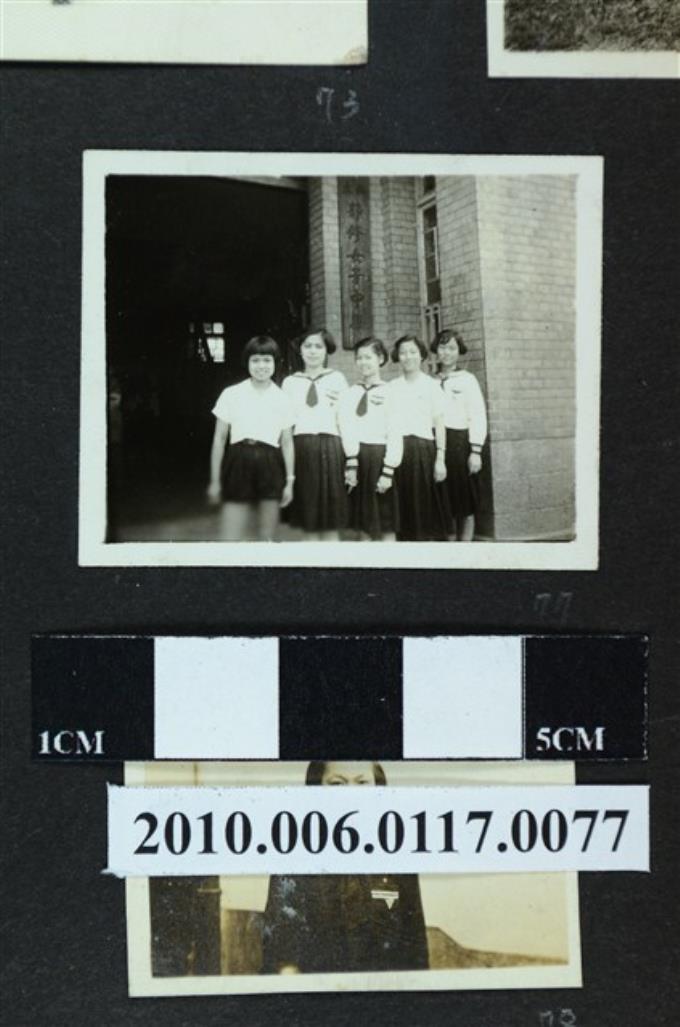 五位女子站立於掛著寫有私立靜修女子中學字樣牌子的磚牆前合影之照片 (共1張)