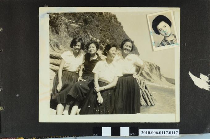 四位女子於海邊合影之照片 (共1張)
