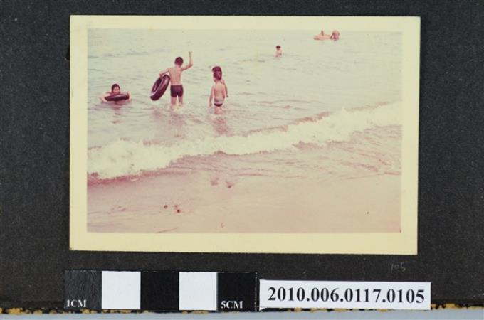 四人在海邊戲水的照片 (共1張)