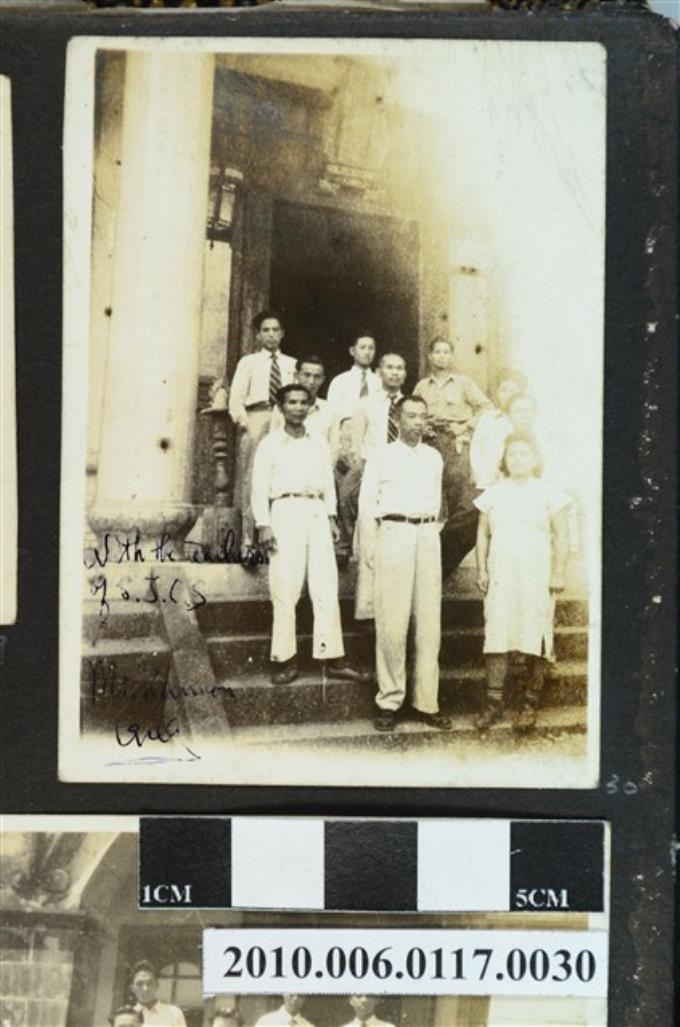 1949年十人於建物石階上合影之照片 (共1張)