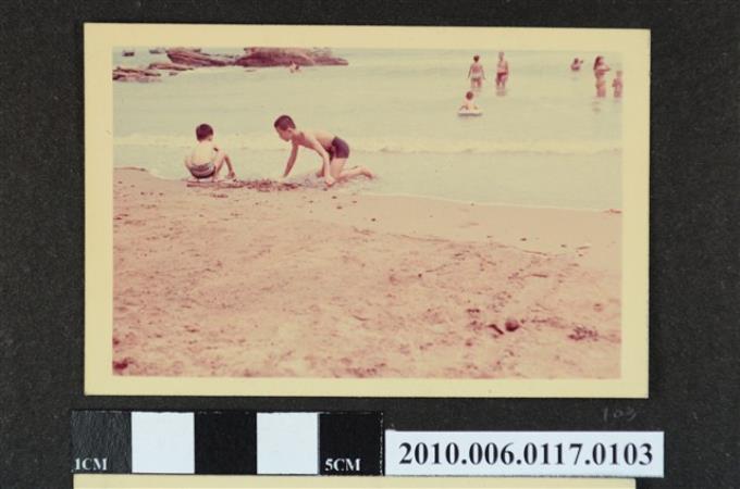 2位男童在沙灘玩耍的照片 (共1張)