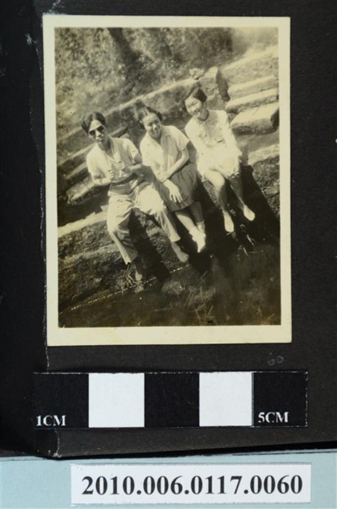 三人坐於溪水旁矮階合影之照片 (共1張)