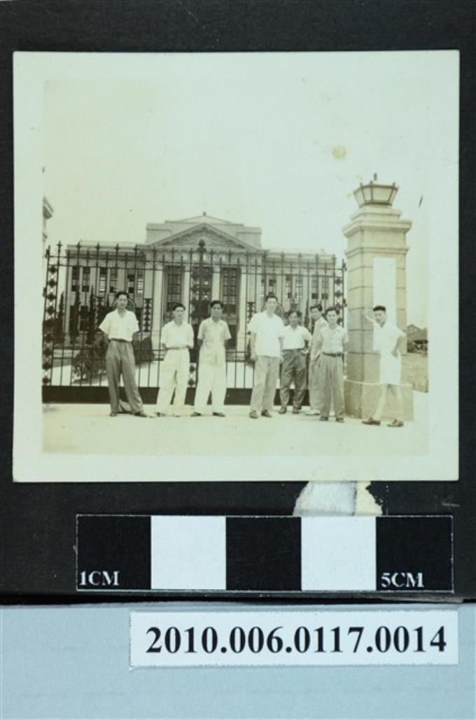 八位男子於省立台灣師範學院圖書館門口合影之照片 (共1張)