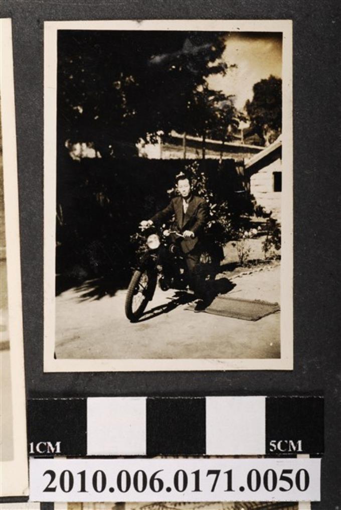 男子騎乘騎車照片 (共1張)