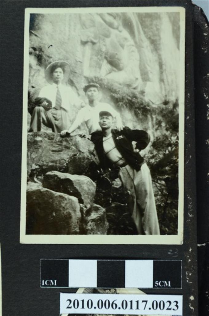 三名男子站於石頭上合影之照片 (共1張)