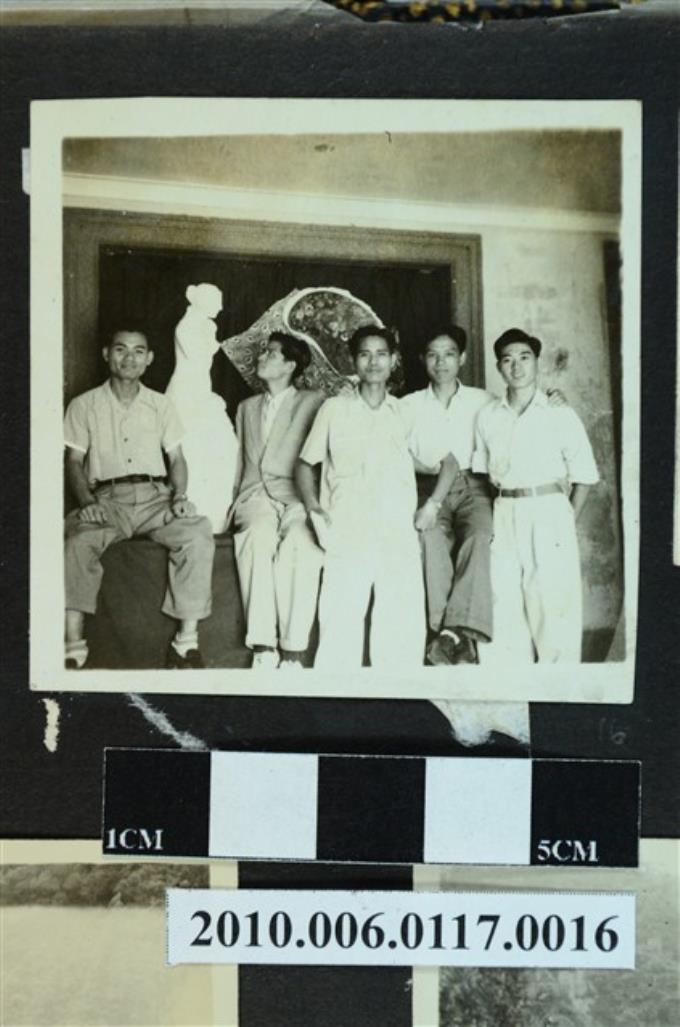 五位男子於畫作合影之照片 (共1張)