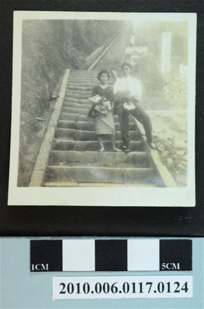 一對男女站於石階梯臺階合影之照片 (共1張)