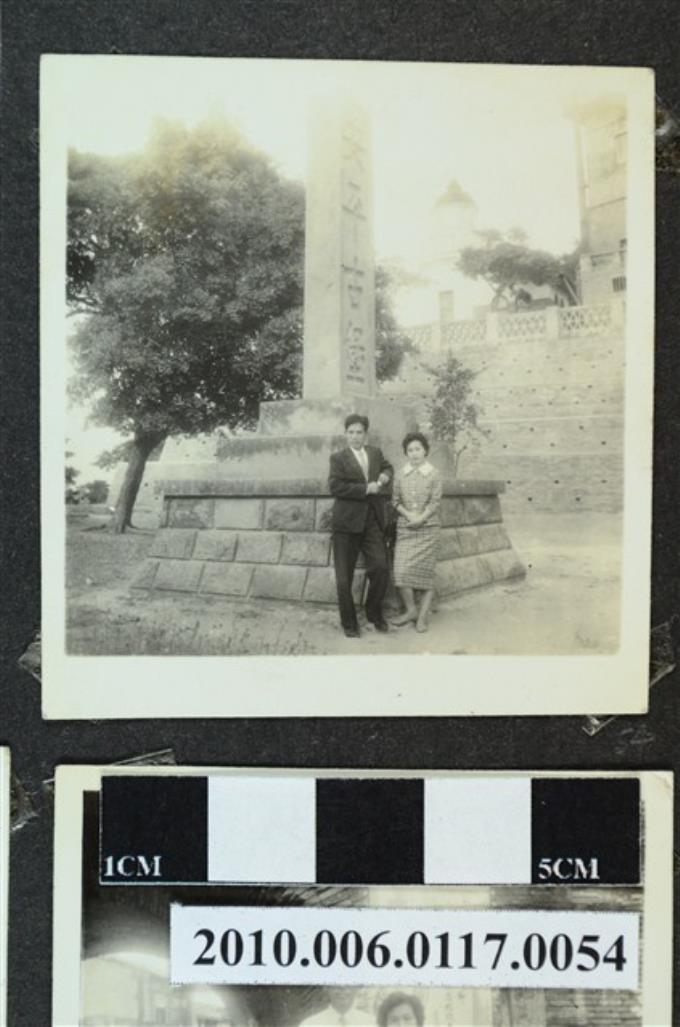 一男子一女子於安平古堡合影之照片 (共1張)