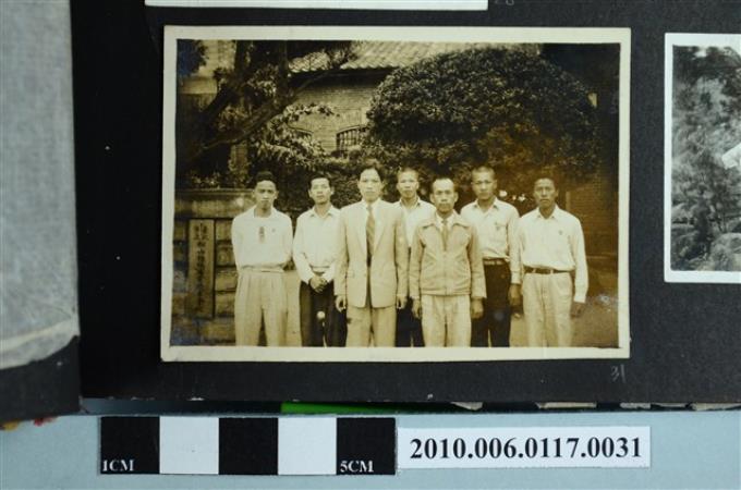 七名男子於臺北市立松山初級商業職業學校合影之照片 (共1張)
