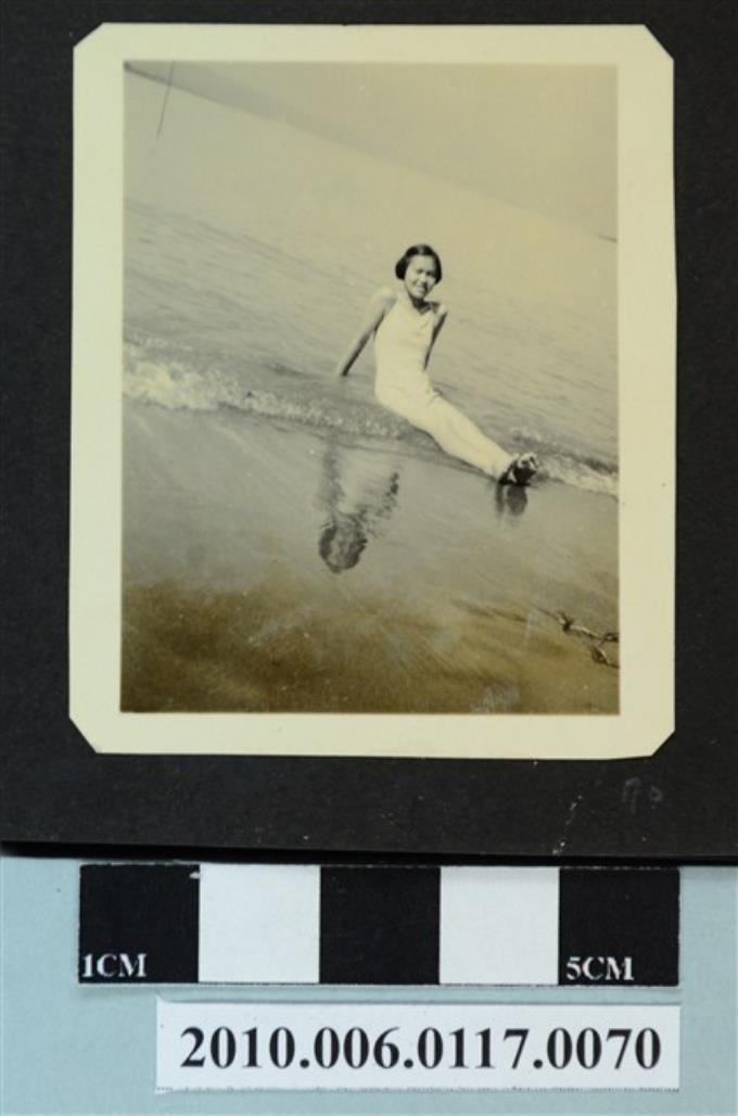 一女子在海邊獨影之照片 (共1張)