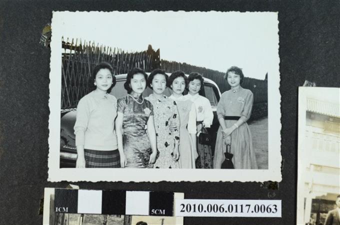 六位女子於一輛汽車前合影之照片 (共1張)