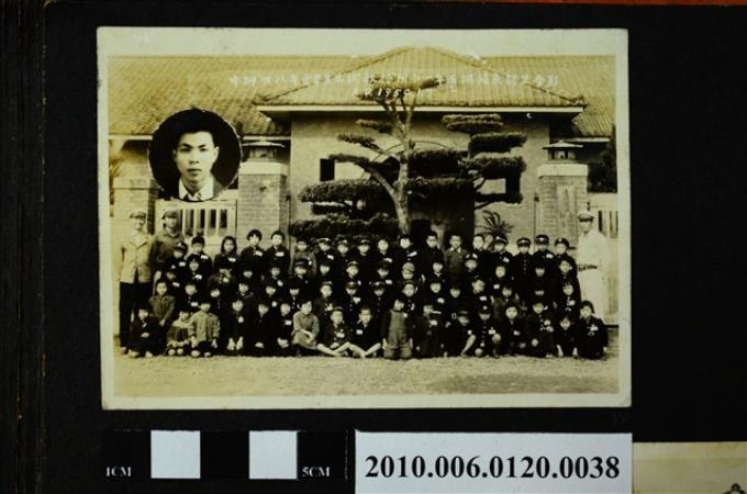 1950年1月7日中師卅八年度畢業生試教於附小一年丙班結束師生合影之照片 (共1張)