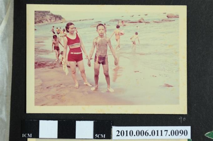 一男孩與一女子在海岸邊遊玩的照片 (共1張)
