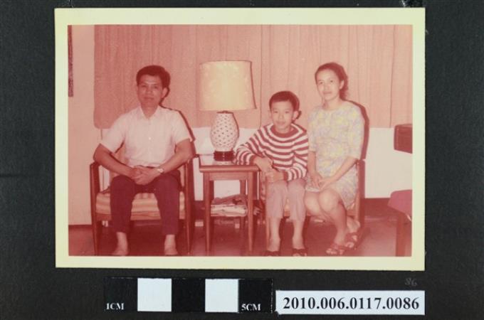 三人坐於椅上合影之照片 (共1張)