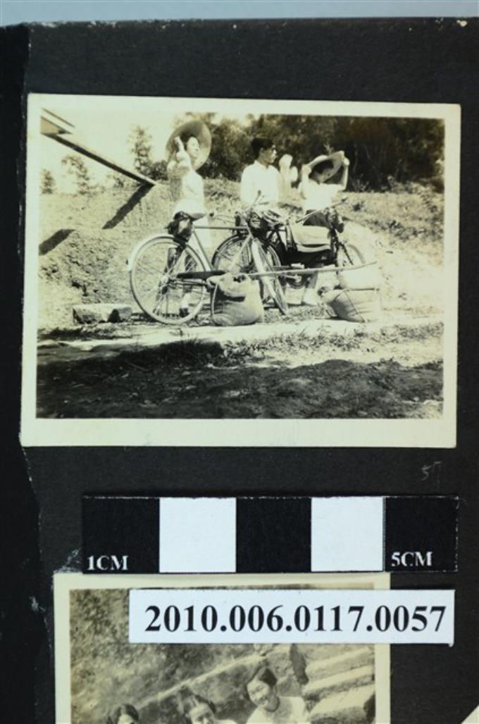 一男子與兩名女子於單車旁留影之照片 (共1張)