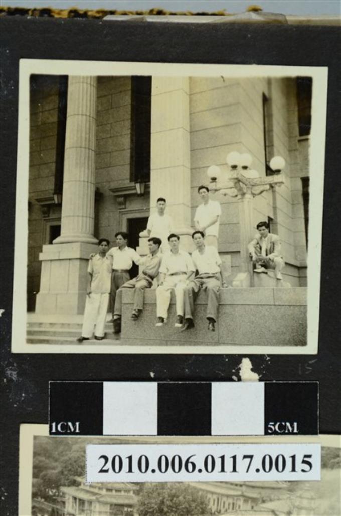 八位男子於建築物階梯上合影之照片 (共1張)