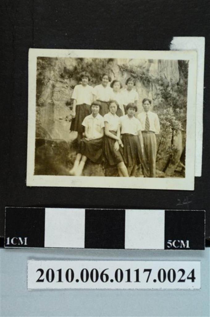 一男子與七名女子於石階上合影之照片 (共1張)