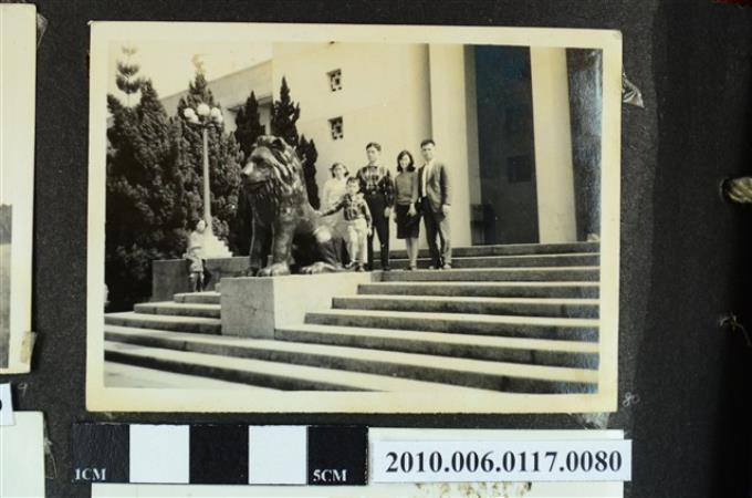 五人於獅子雕像旁合影之照片 (共1張)
