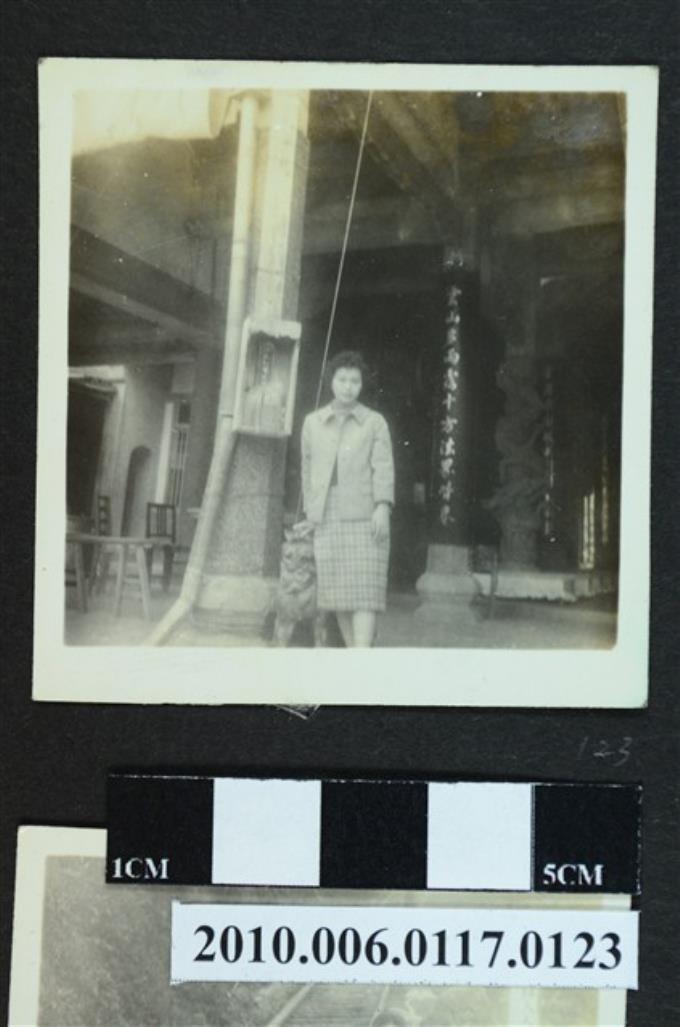 一女子站立於觀音佛寺大殿前石獅旁獨影之照片 (共1張)