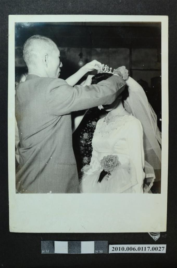 男子替新娘戴頭冠之側拍照 (共1張)