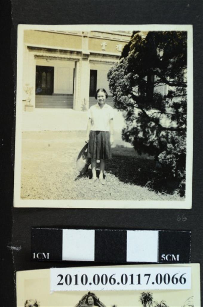 一女子在禮堂外樹叢旁獨影之照片 (共1張)