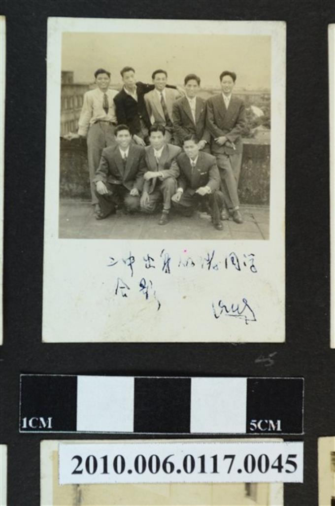 1949年八名男子合影之照片 (共1張)