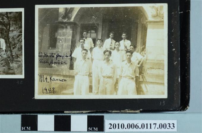 十名男子於建物石階上合影之照片 (共1張)